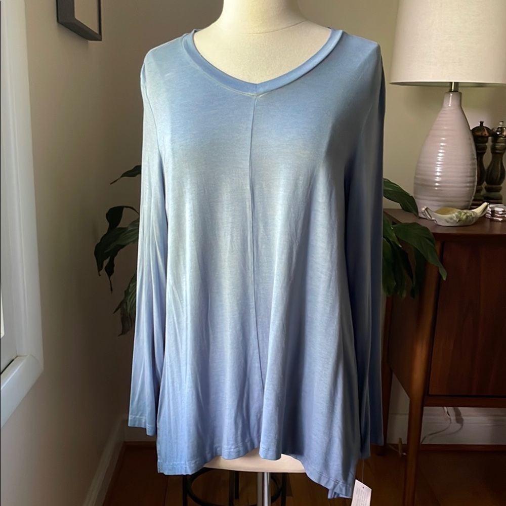 Comfortable and Stylish Gradient blue long-sleeved top